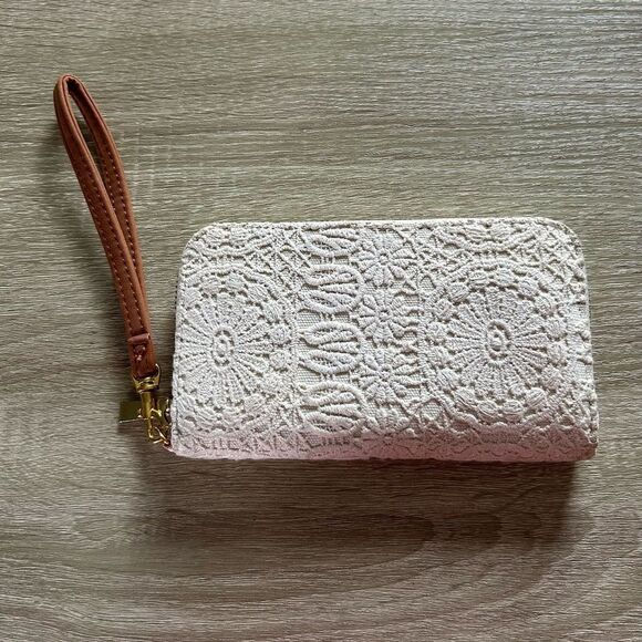 PREOWNED … MOSSIMO SUPPLY CO. Crochet Lace Wristlet / Wallet - Picture 1 of 4
